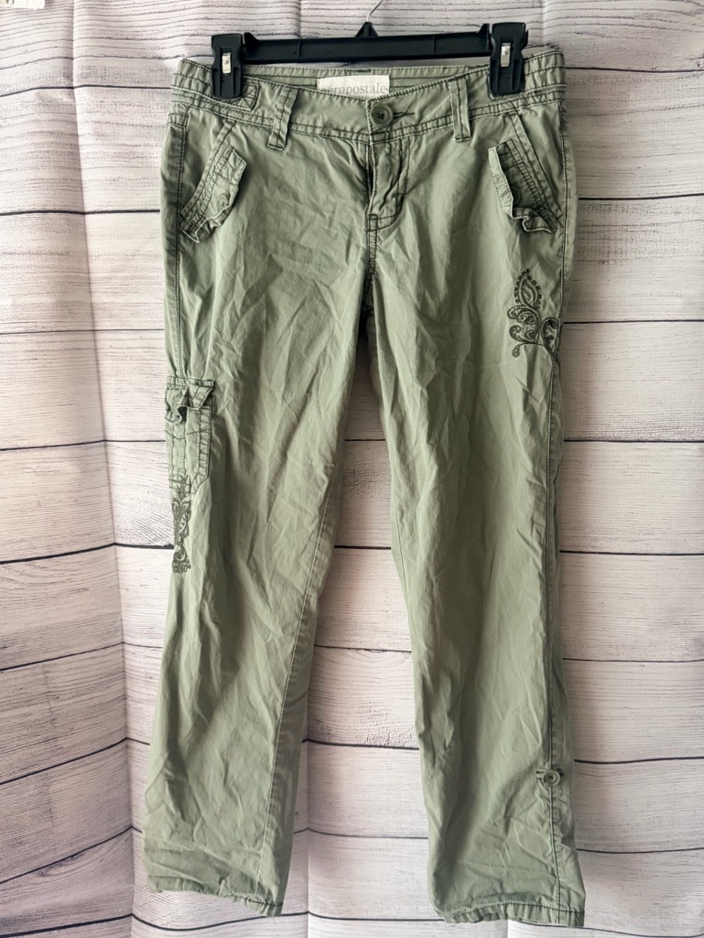 Aeropostale Women’s Stretch Floral Print Cargo Pants. Gently worn. Size: 1-2